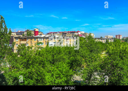 Bishkek Highrises residenziale Blocco con parco pubblico e dello Skyline di alberi Foto Stock