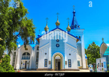 Bishkek Santa Resurrezione russo Cattedrale Ortodossa di colore blu con tetto dorato Tre Croci a cupola Foto Stock