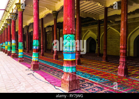 Kashgar Afaq Khoja Mausoleo di color rosso pilastri di colonna con tappeti sul pavimento Foto Stock