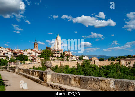 Segovia, Spagna. Vista sulla città con la sua cattedrale e mura medievali Foto Stock