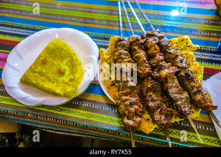 Tradizionale uigura Piccante spiedini di agnello con cumino e pane Naan Foto Stock