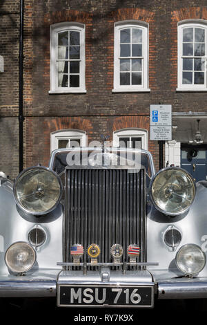 Un 1954 Rolls Royce Silver Dawn è parcheggiato in Smith Square, una piccola piazza dietro le case del Parlamento, prima di raccogliere i suoi passeggeri VIP - avvocati che stanno per essere prestato giuramento come QCs (aka sete in volgare legale), il 11 marzo 2019, a Londra, in Inghilterra. Foto Stock