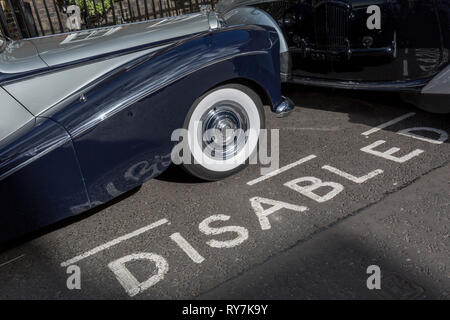 Un 1964 Imperatrice Bentley è parcheggiato in una baia di disabili in Smith Square, una piccola piazza dietro le case del Parlamento, prima di raccogliere i suoi passeggeri VIP - avvocati che stanno per essere prestato giuramento come QCs (aka sete in volgare legale), il 11 marzo 2019, a Londra, in Inghilterra. Foto Stock