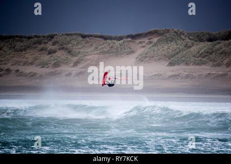 Un windsurf durante la Red Bull Storm Chase sfida a Magheraroarty in Co. Donegal davanti a Storm Gareth. Foto Stock