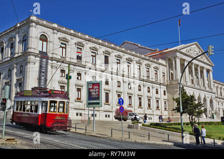 Il palazzo del parlamento di Lisbona con il tram storico Foto Stock