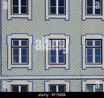 Tradizionale portoghese nuova facciata di casa a Lisbona con piastrelle Foto Stock