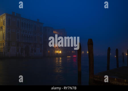 Nebbia a Venezia, night shot Foto Stock