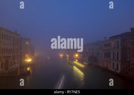 Nebbia a Venezia, night shot Foto Stock