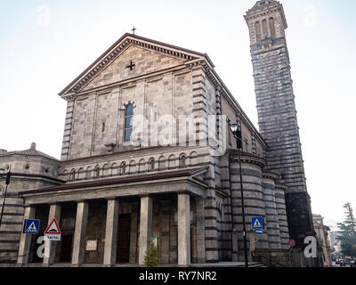 Viaggiare in Italia - Vista della Basilica Santuario di Nostra Signora della Vittoria da Piazza Manzoni nella città di Lecco, Lombardia Foto Stock