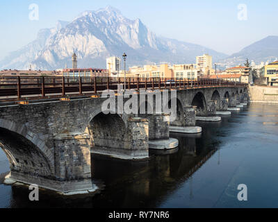 Viaggiare in Italia - Ponte Azzone Visconti (Ponte Vecchio) oltre il fiume Adda del Lago di Como nella città di Lecco, Lombardia Foto Stock