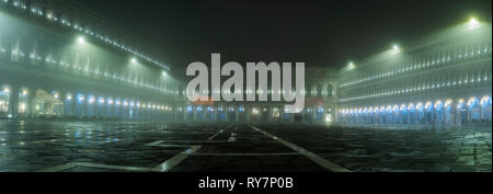 Nebbia a Venezia, night shot Foto Stock