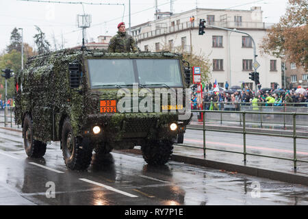 Strada Europea, Prague-October 28, 2018: soldati dell esercito ceco sono serbatoio di equitazione carrello sulla parata militare il 28 ottobre 2018 a Praga, Foto Stock
