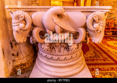 Salonicco Hagios Demetrios Cattedrale Closeup Bird e cornuto pecore Carving capitale di sfiato di una colonna Foto Stock