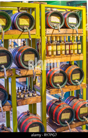 Austria Vienna Wein il mercato Naschmarkt xvi secolo store botti e bottiglie di aceto di frutta mele vino di bacche di sambuco sidro balsamico miele di acacia Foto Stock