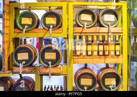 Austria Vienna Wein il mercato Naschmarkt xvi secolo store botti e bottiglie di aceto di frutta mele vino di bacche di sambuco sidro balsamico miele di acacia Foto Stock