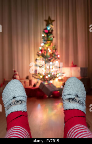 Noel calzini e albero di Natale con doni,Natale concept Foto Stock