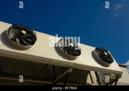 Industriali condizionatore aria fan. Aria condizionata compressore installato sulla costruzione Foto Stock
