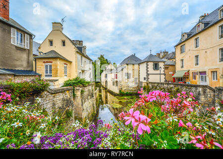 La pittoresca cittadina francese di Bayeux Francia vicino alla costa della Normandia con le case medievali che si affaccia sul fiume Aure su un nuvoloso giorno Foto Stock