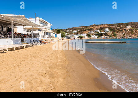 SIFNOS, Grecia - 11 Settembre 2018: la spiaggia di sabbia di Platis Gialos village situato sul lato sud di Sifnos. Cicladi Grecia Foto Stock