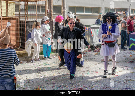 Sfilata di Carnevale la figura del Presidente Trump. Il presidente statunitense Donald Trump raffigurato come camminare portando un uomo sulle sue spalle in Xanthi, Grecia. Foto Stock