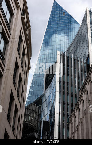 Il 'Scalpel' e Willis Building impilati uno sull'altro in rush skywards Foto Stock