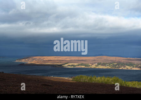 Guardando attraverso piccoli loch scopa per scoraig e carnach;wester ross;Scozia Foto Stock