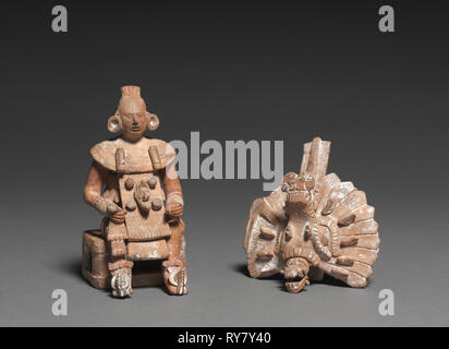 Signore seduto con copricapo rimovibile, 600-800. Mesoamerica, Maya, probabilmente Jaina Island, tardo periodo Classico, 7th del IX secolo. Ceramica e slittare; complessivo: 21 cm (8 1/4 in Foto Stock