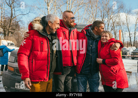 Regione di Mosca, FRYAZINO, GREBNEVO STATION WAGON - marzo 09 2019: Samy Naceri attore francese di film di taxi e suo fratello Bibi Nacery visitando la Grebnevo Foto Stock