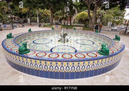 Fontana delle rane, con la decorazione di piastrelle ceramiche, Santa Cruz de Tenerife, Tenerife, Isole Canarie Foto Stock