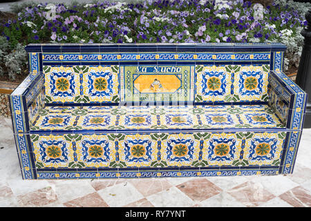 Vecchia La Sucha la pubblicità a favore del tabacco slogan sul con piastrelle di ceramica in panchina in Plaza de Los Patos a Santa Cruz de Tenerife, Tenerife, Isole Canarie Foto Stock