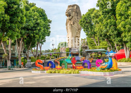 Statua di Sentosa Merlion con decorazioni Deepavali colorate, isola di Sentosa, Singapore Foto Stock