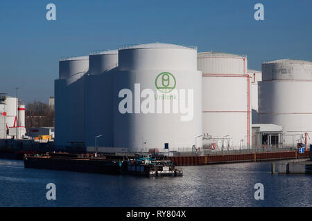 Serbatoio UNITANK farm business per lo stoccaggio e la manipolazione del prodotto dei prodotti di olio minerale, Westhafen, Berlino, Germania Foto Stock