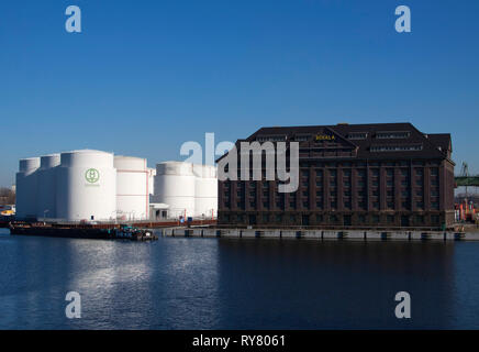 Serbatoio UNITANK farm business per lo stoccaggio e la manipolazione del prodotto dei prodotti di olio minerale, Westhafen, Berlino, Germania Foto Stock