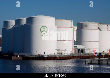Serbatoio UNITANK farm business per lo stoccaggio e la manipolazione del prodotto dei prodotti di olio minerale, Westhafen, Berlino, Germania Foto Stock