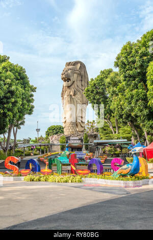 Statua di Sentosa Merlion con decorazioni Deepavali colorate, isola di Sentosa, Singapore Foto Stock