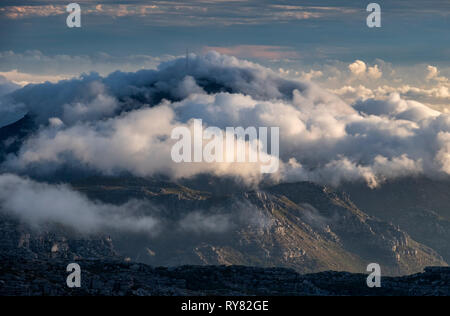 Il Cloud racchiusi Constantiaberg Mountain vista dal Table Mountain e Cape Town, Western Cape, Sud Africa