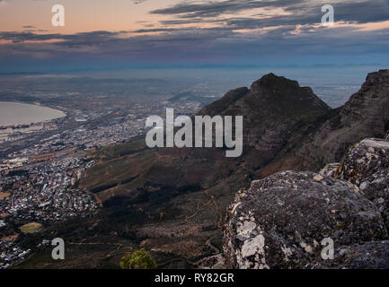 La Devils Peak e Città del Capo da Montagna della Tavola al tramonto, Cape Town, Western Cape, Sud Africa Foto Stock