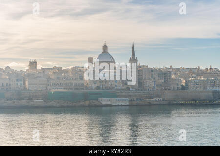 Vista sulla Valletta con la sua architettura dal mare con la riflessione Foto Stock