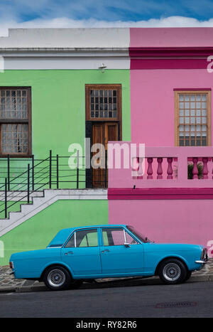 Vecchio Blu Ford Cortina Auto nella parte anteriore del Multi case colorate di Bo Kaap, Cape Town, Western Cape, Sud Africa Foto Stock