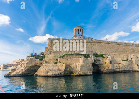 Vista sulla Valletta con la sua architettura dal mare con la riflessione Foto Stock