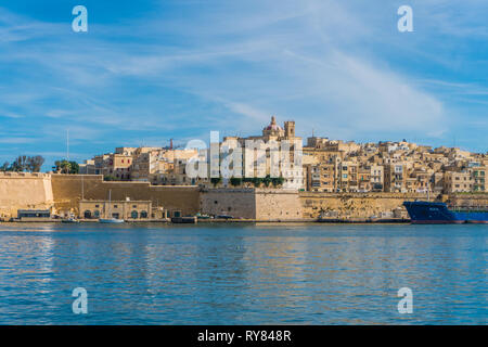 Vista dalla barca sul pittoresco golfo e tre città, Malta Foto Stock