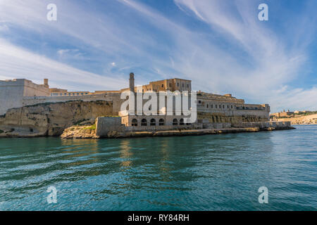 Vista sul porto della città di Malta dal viaggio in barca. Foto Stock