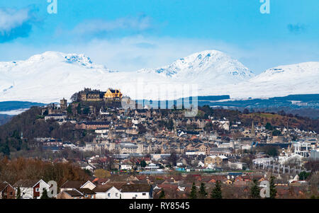 Vista del Castello di Stirling e montagne coperte di neve in Stirlingshire, Scotland, Regno Unito Foto Stock