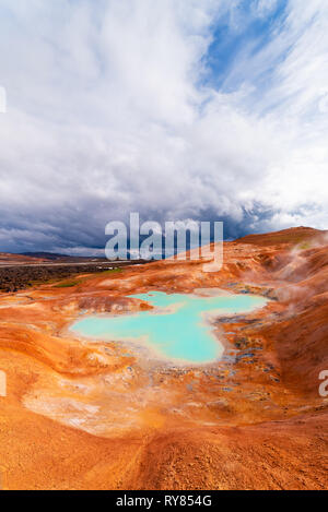 Fantastico paesaggio in una giornata di sole. Molle di zolfo a Leirhnjukur. Area vulcano Krafla. L'Islanda Foto Stock