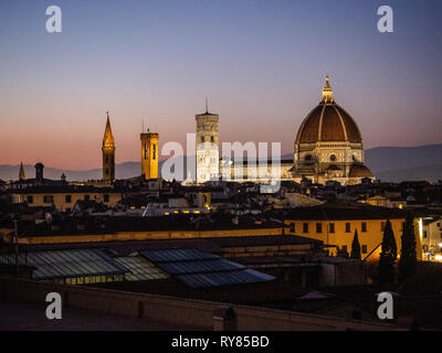 Cattedrale di Santa Maria del Fiore a Firenze e il suo battistero visto da lontano Foto Stock