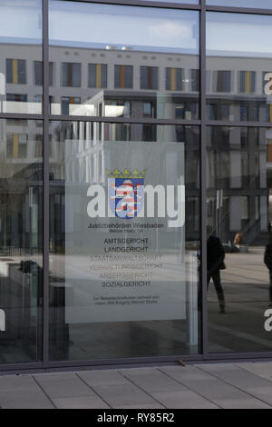 Wiesbaden, Germania. Xii Mar, 2019. Il caso è sentito nella zona centrale di Wiesbaden court house. La causa in tribunale contro il governo iracheno richiedente asilo Ali B. Per l assassinio di Susanna F. da Mainz lo scorso anno è stato aperto a Wiesbaden. Varie aletta destra organizzazioni tenute una protesta al di fuori della Corte casa contro i rifugiati in Germania e per pene più severe per i rifugiati. Credito: Michael Debets/Pacific Press/Alamy Live News Foto Stock