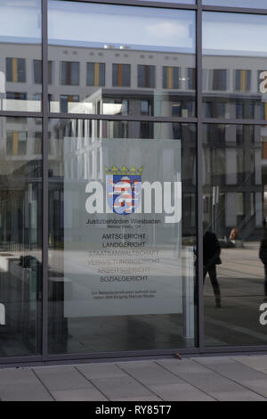 Wiesbaden, Germania. Xii Mar, 2019. Il caso è sentito nella zona centrale di Wiesbaden court house. La causa in tribunale contro il governo iracheno richiedente asilo Ali B. Per l assassinio di Susanna F. da Mainz lo scorso anno è stato aperto a Wiesbaden. Varie aletta destra organizzazioni tenute una protesta al di fuori della Corte casa contro i rifugiati in Germania e per pene più severe per i rifugiati. Credito: Michael Debets/Pacific Press/Alamy Live News Foto Stock