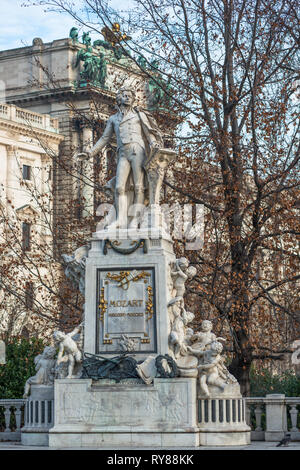 Statua di Mozart a Neue Burg la costruzione di parte del palazzo di Hofburg complesso visto da Burggarten. Vienna, Austria. Foto Stock