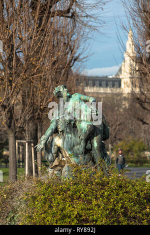 La scultura e la fontana del Tritone e Ninfa a Volksgarten di Vienna in Austria. Foto Stock