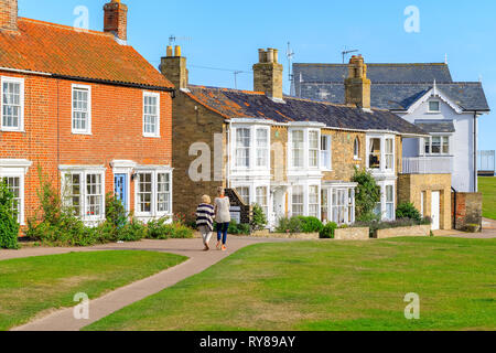 Southwold, Regno Unito - 6 settembre, 18 - vista posteriore di due turisti femmina passeggiate nella famosa località balneare Southwold DEL REGNO UNITO Foto Stock